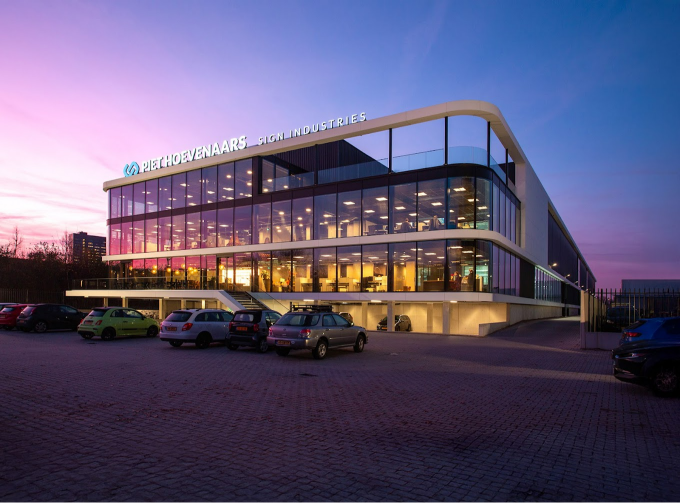 Voor Piet Hoevenaars Sign Industries realiseren we een nieuw bedrijfspand met 𝟭𝟬.𝟰𝟬𝟬𝗺² vloeroppervlak.